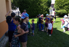 Děti z družiny přišly na zahradu školky